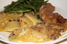 Porsaanfileetä herkkusienikastikkeella lautasella