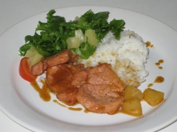 Porsaanfileetä ja ananasta lautasella