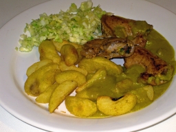 Täytetyt porsaanleikkeet lohkoperunoiden, currykastikkeen ja kaali-ananassalaatin kera