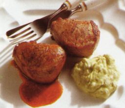 Porsaanmedaljongit avokadososeen kera lautasella