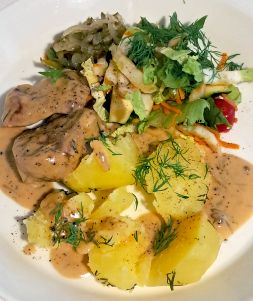 Porsaannoisetit keitettyjen perunoiden ja salaatin kera