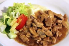 Porsaspata herkkusienillä höystettynä lautasella