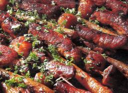 Porsasta ja juureksia limittäin lautasella