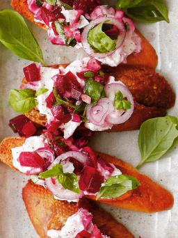 Punajuuri-vuohenjuustobruschettat lautasella