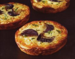 Punasipulijuustopiiraat tarjoilualustalla