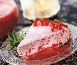 Pala puolukanpunaista lautasella