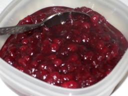 Puolukkahilloa purkissa, valmiina käyttöön