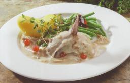 Pyitä kantarellikastikkeessa lautasella