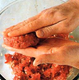 Pyöritä seoksesta tasakokoisia pullia