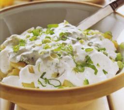 Raikas perunasalaatti kulhossa