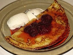 Lettu mansikkahillon ja jäätelön kera...