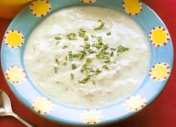 Raitakastiketta lautasella tarjoiluvalmiina