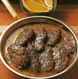 Rakuunapihvit pannussa tarjoiluvalmiina