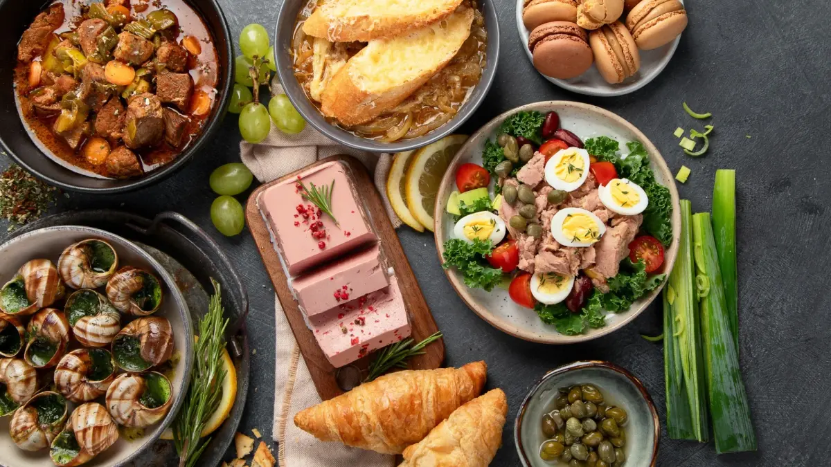 Erilaisia ruokalajeija ranskalaisittain pöydällä