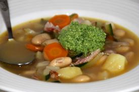 Fransk bondsoppa med pistou serverad på tallriken