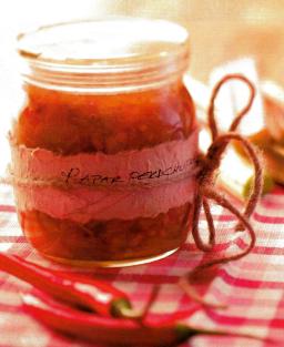 Raparperichutneytä purkissa