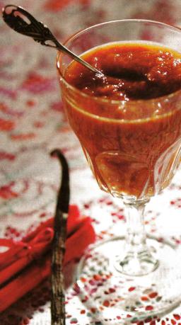 Raparperihilloa tarjoilulasissa