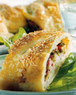 Pala rapeaa juustokinkkupitkoa lautasella