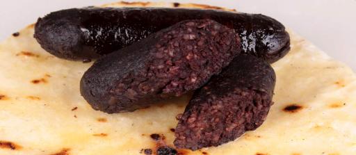 Rapeaksi paistetut ryynimakkarat tarjoiluvalmiina