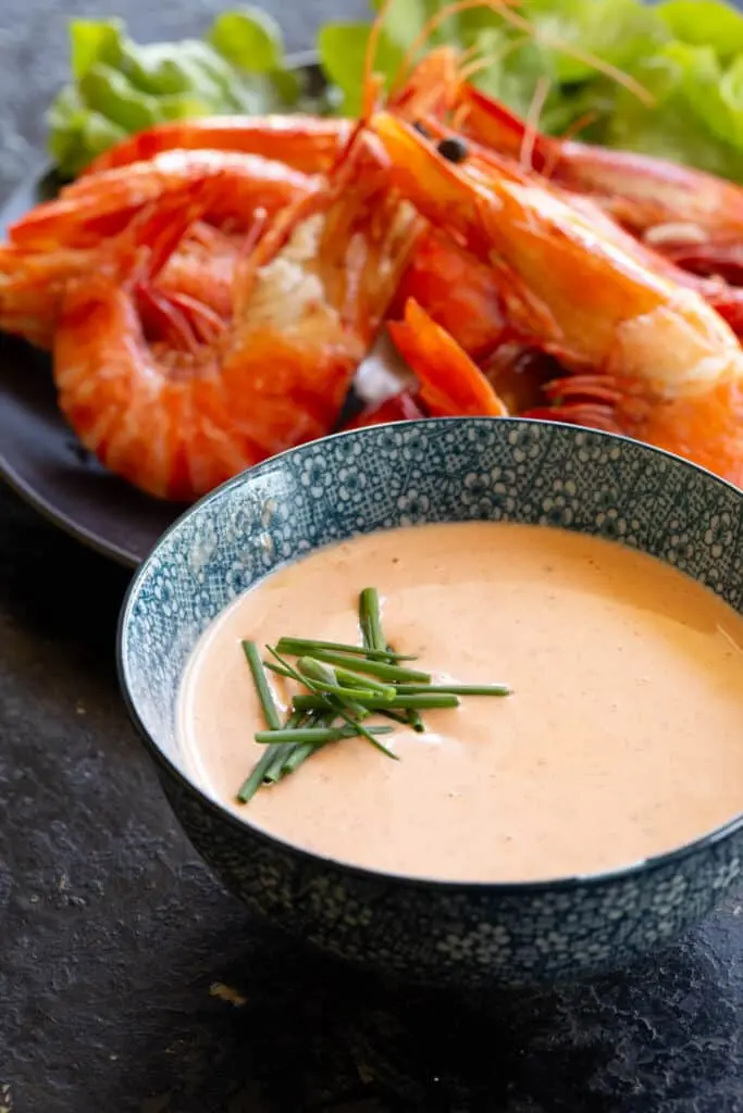 Rapukastike kulhossa, vaalea kastike katkaravuista ja tillistä