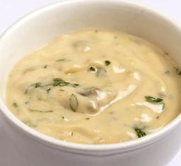 Ravigote kulhossa tarjoiluvalmiina