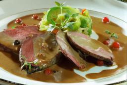 Riekonrintaa karpalokastikkeessa lautasella