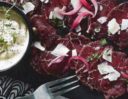 Riimihärkää lautasella ja nobiskastiketta