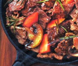 Viltpanna i grytan färdig för servering