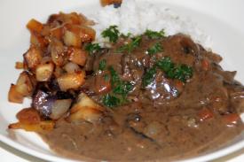 Riistapataa sinihomejuustolla lautasella