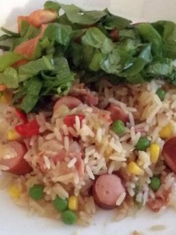 Valmis risotto tarjoiltuna Keittotaidon tapaan nakeilla ja pekonilla