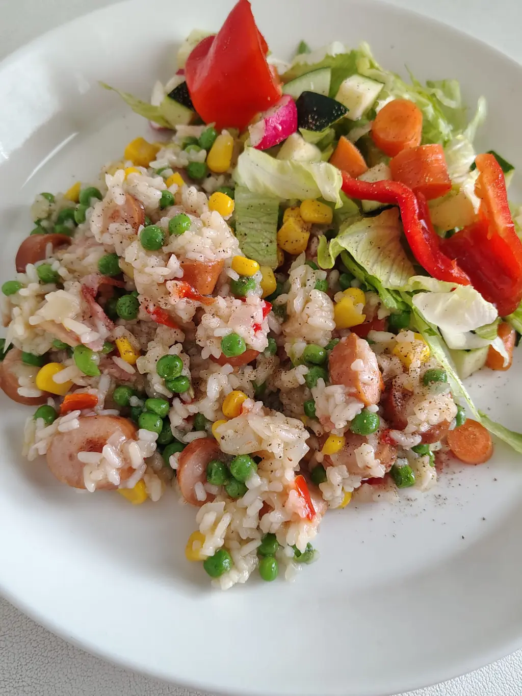 Valmis risotto tarjoiltuna Keittotaidon tapaan nakeilla ja pekonilla