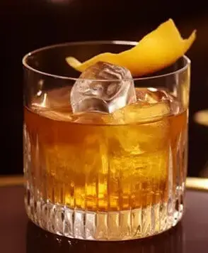 Ritzin vanhanaikainen lasissa