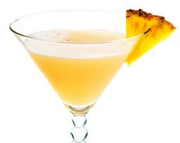 Robinson Crusoe drinkki rommista ja ananasmehusta lasissa