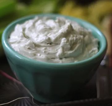 Roquefortdippi valmiina tarjottavaksi