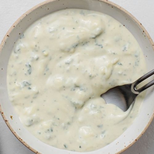 Roquefortkastiketta kulhossa tarjoiluvalmiina