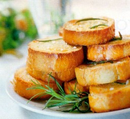 Rosmariini-hunajabruschettat lautasella