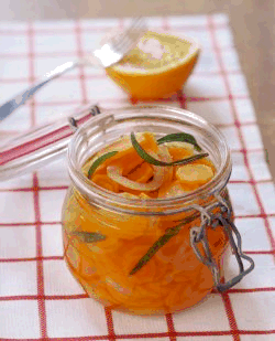 Rosmariinimarinoidut porkkanat lasipurkissa