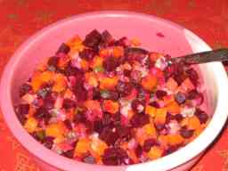 Rosolli kulhossa tarjoiluvalmiina