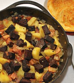 Rössy eli veripalttu pannussa