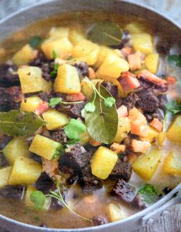 Rössypotut kattilassa