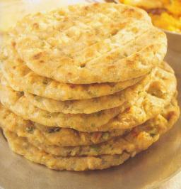 Roti-leipää tarjoilualustalla