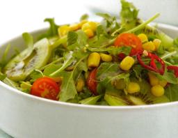 Rucola-maissi-kiivisalaattia kulhossa