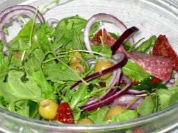 Rucolasalaattia tarjoilukulhossa