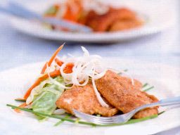 Kesäinen kaalisalaatti lautasella