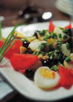 Ruokaisa perunasalaatti tarjolla