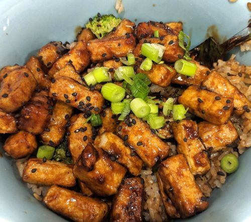 Ruskeaa tofukastiketta kulhossa