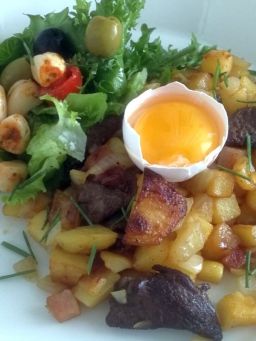 Rydbergin pihvi raa'an kananmuna kera