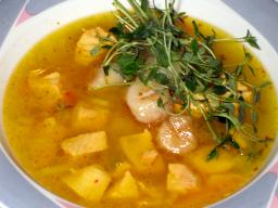 Saffranskryddad fisksoppa serveringsfärdig på tallriken