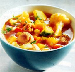 Sahraminmakuinen siskonmakkarakeitto kulhossa tarjoiluvalmiina