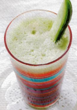 Vihreä salaattismoothie lasissa kurkun ja basilikan kanssa